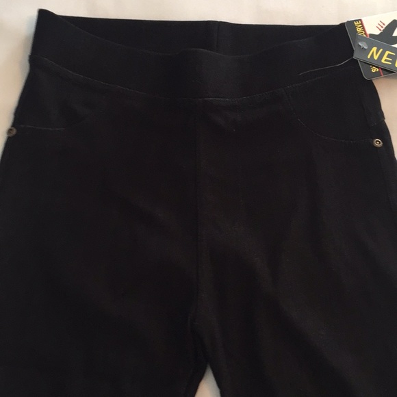 NWT Black Jean style Capri leggings - Picture 3 of 6